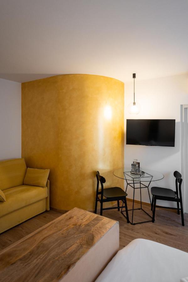 Guesthouse Diwine Merano Exteriör bild A wall with stucco